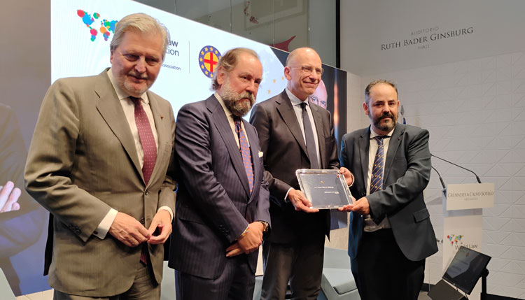 De izquierda a derecha: Iñigo Méndez de Vigo, ex ministro de Educación; Ramón Pérez-Maura, ex presidente de Paneuropa España; el premiado, Enrico Letta, y el presidente actual de Paneuropa España, Carlos Uriarte. Foto: Paneuropa España