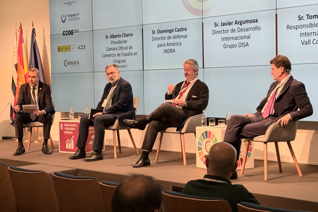 Los participantes en el debate, de izquierda a derecha: Alberto Charro, presidente de la Cámara de Comercio de España en Montevideo; Domingo Castro, director de Defensa para América de Indra; Javier Argumosa, director de Desarrollo Internacional del Grupo DISA; y Tomás Blasco, responsable de Proyectos Internacionales de Vall Companys.