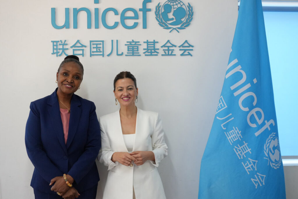 La ministra de Juventud e Infancia, Sira Rego, junto a la representante de UNICEF en China, Amakobe Sande.