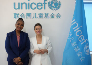 La ministra de Juventud e Infancia, Sira Rego, junto a la representante de UNICEF en China, Amakobe Sande.