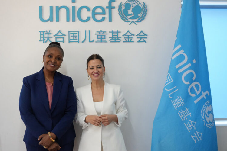 La ministra de Juventud e Infancia, Sira Rego, junto a la representante de UNICEF en China, Amakobe Sande.