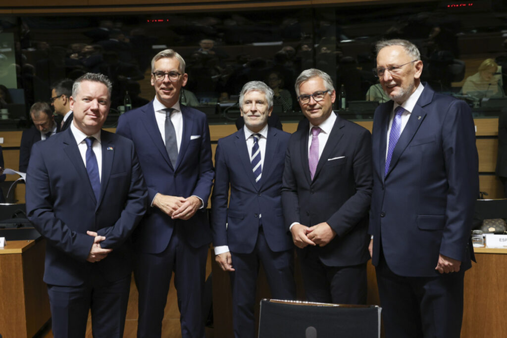 El ministro del Interior español (en el centro) con algunos de sus homólogos europeos.