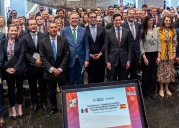 Foto de familia de los participantes en el encuentro empresarial.