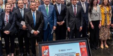Foto de familia de los participantes en el encuentro empresarial.