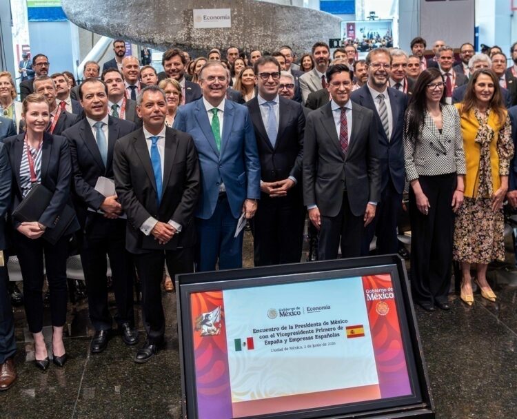 Foto de familia de los participantes en el encuentro empresarial.