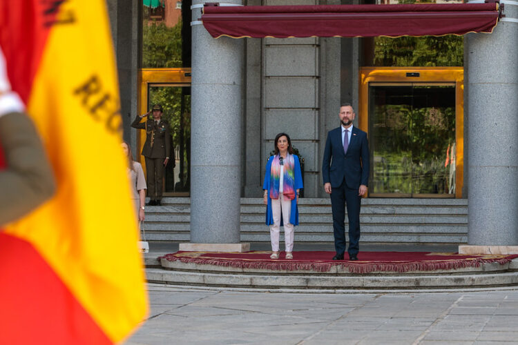 Los ministros de Defensa de España y Polonia tras su encuentro.