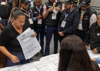 Los colombianos en España se decantan por Iván Cepeda frente a Abelardo de la Espriella