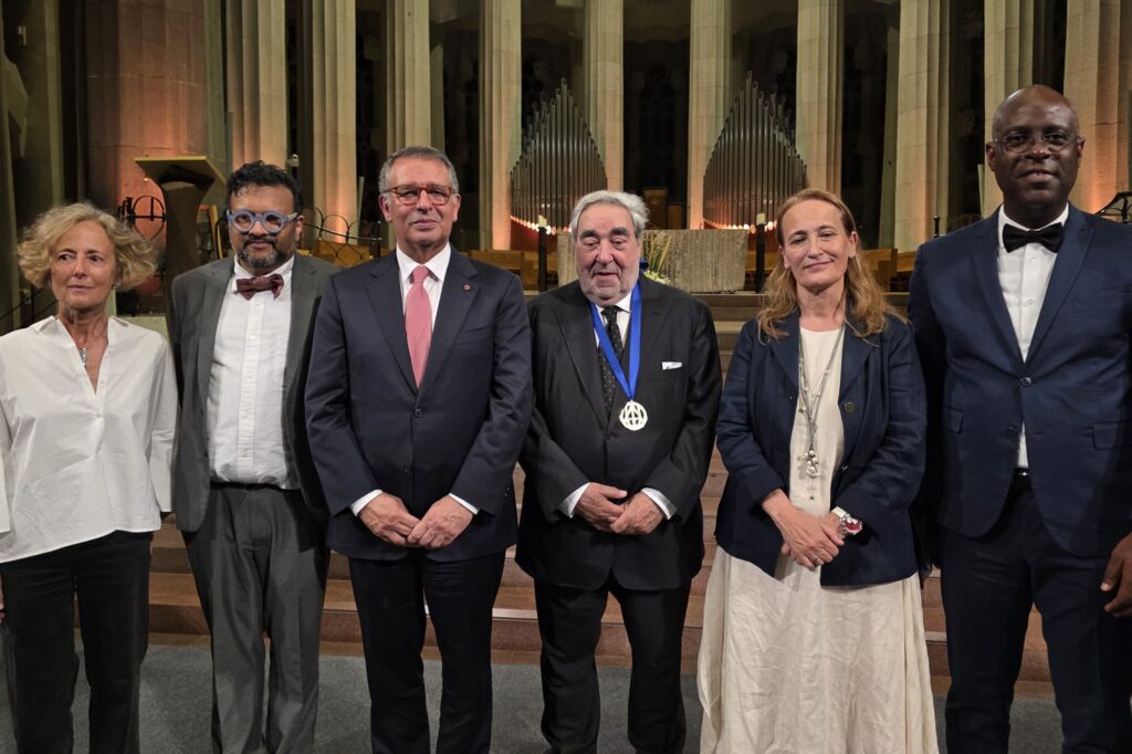 In the center of the photo, the President of Portugal, Antonio José Seguro, is pictured alongside the Portuguese architect Eduardo Souto Moura, accompanied on his left by the Secretary General, Teresa Táboas, and the President of the Angolan Order of Architects, Vity Claude Nsalambi. /Photo: Courtesy of the Embassy of Angola