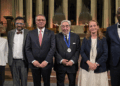 En el centro de la foto, el presidente de Portugal, Antonio José Seguro, junto al arquitecto portugués Eduardo Souto Moura, acompañado a su izquierda por la secretaria general, Teresa Táboas, y el presidente de la Orden de Arquitectos de Angola, Vity Claude Nsalambi. /Foto: Cortesía de la Embajada de Angola