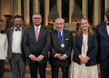 En el centro de la foto, el presidente de Portugal, Antonio José Seguro, junto al arquitecto portugués Eduardo Souto Moura, acompañado a su izquierda por la secretaria general, Teresa Táboas, y el presidente de la Orden de Arquitectos de Angola, Vity Claude Nsalambi. /Foto: Cortesía de la Embajada de Angola
