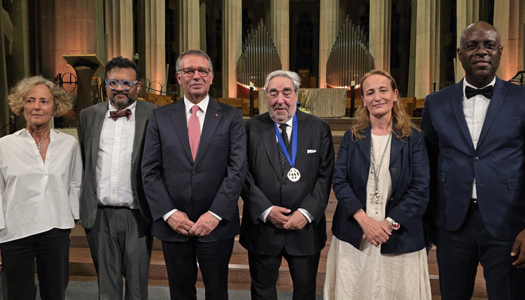 En el centro de la foto, el presidente de Portugal, Antonio José Seguro, junto al arquitecto portugués Eduardo Souto Moura, acompañado a su izquierda por la secretaria general, Teresa Táboas, y el presidente de la Orden de Arquitectos de Angola, Vity Claude Nsalambi. /Foto: Cortesía de la Embajada de Angola