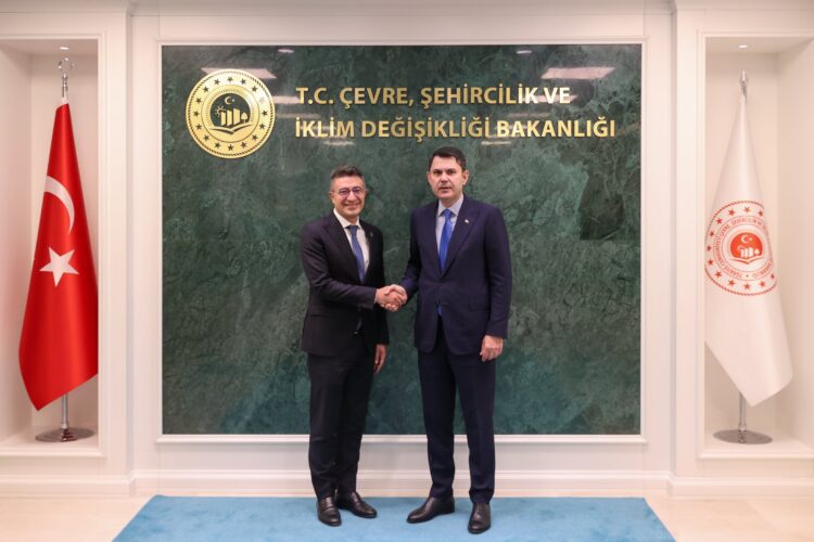 Garanti BBVA CEO Mahmut Akten (left) greets COP31 President and Turkish Environment Minister Murat Kurum. / Photos: BBVA