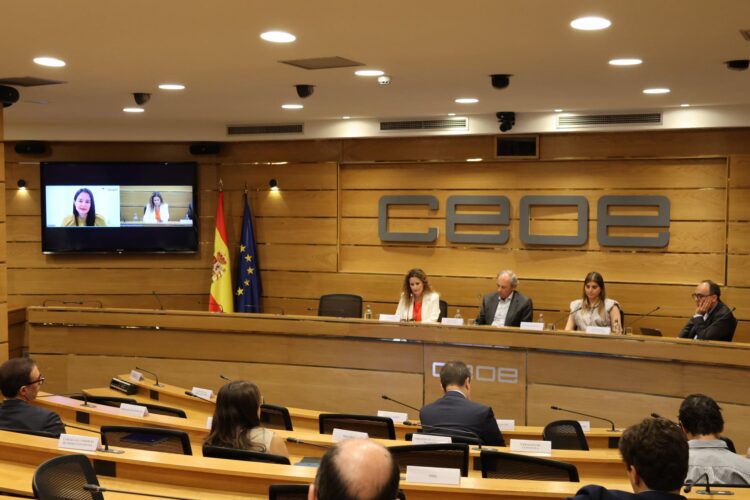 Los participantes en la presentación del informe./ Foto: CEOE