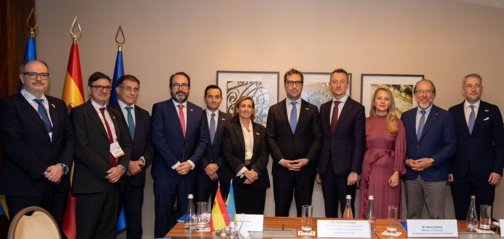 Foto de familia de las autoridades y empresarios participantes en la primera reunión del Consejo España-Ucrania./ Foto: Cámara de España