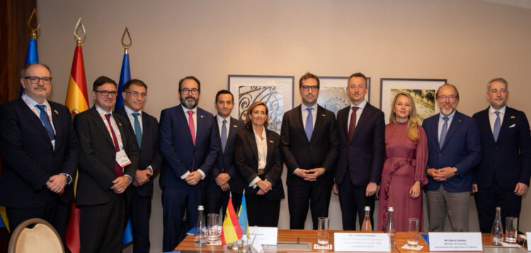 Foto de familia de las autoridades y empresarios participantes en la primera reunión del Consejo España-Ucrania./ Foto: Cámara de España