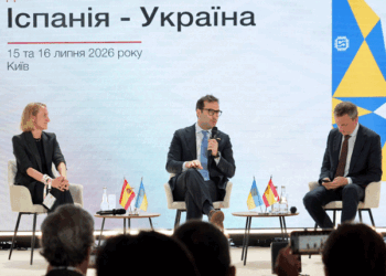 El vicepresidente primero y ministro de Economía, Comercio y Empresa del Gobierno de España, Carlos Cuerpo, durante su visita a la capital ucraniana
