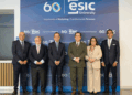 Tony Raful, embajador de la República Dominicana, junto al equipo rector de ESIC University. /Foto: Cortesía de la Embajada dominicana