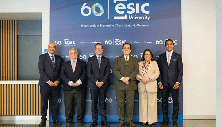 Tony Raful, embajador de la República Dominicana, junto al equipo rector de ESIC University. /Foto: Cortesía de la Embajada dominicana