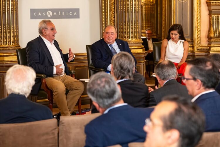Eduardo Aguirre, en el centro, con José Antonio Gurpegui y Ana Lariño./ Fotos: Instituto Franklin-UAH