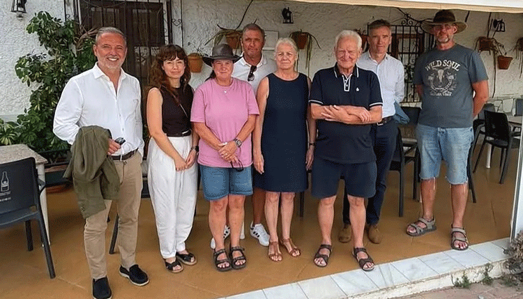 Alex Ellis on his visit to the families affected by the fire in Almería. /Photo: Diario Sur