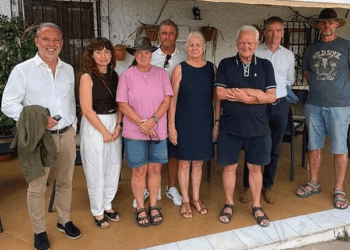 Alex Ellis en su visita a las familias damnificadas por el incendio de Almería. /Foto: Diario Sur