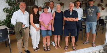 Alex Ellis en su visita a las familias damnificadas por el incendio de Almería. /Foto: Diario Sur