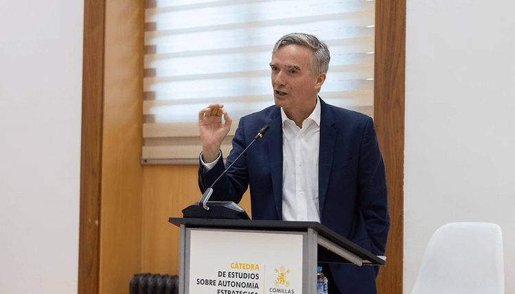 El embajador británico, Alex Ellis, durante su discurso. /Foto: Universidad Pontificia Comillas