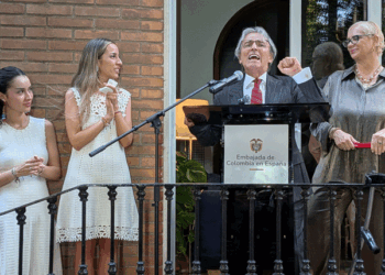 El embajador colombiano, Eduardo Ávila Navarrete, durante su discurso y rodeado de su familia, su esposa Claudia Forero, y sus hijas Silvana y Antonia. /Fotos: JDL