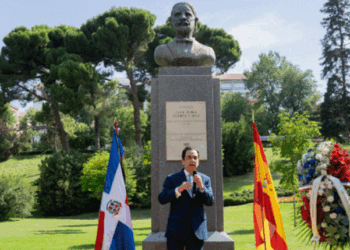 The Dominican ambassador, Tony Raful, during his speech with the bust of Juan Pablo Duarte. /Photo: Courtesy of the Dominican Embassy