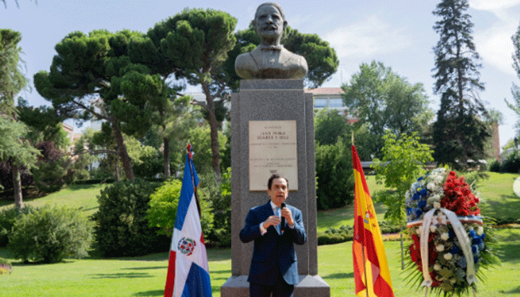 El embajador dominicano, Tony Raful, durante su discurso junto al busto de Juan Pablo Duarte. /Foto: Cortesía de la Embajada Dominicana