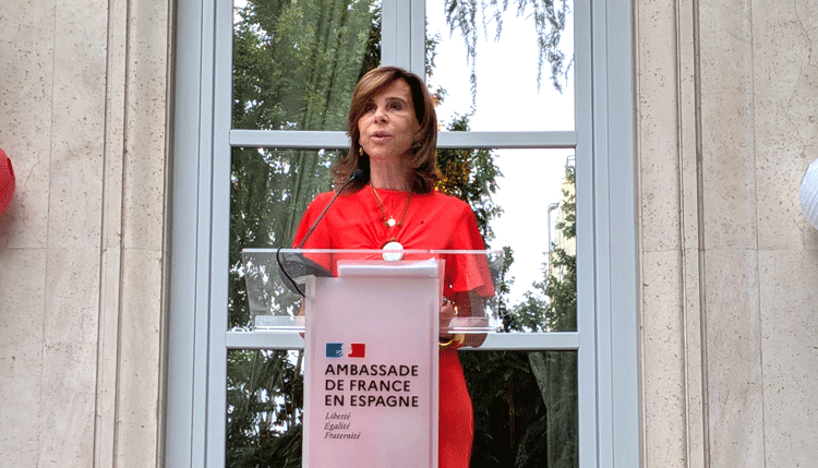 La embajadora de Francia, Kareen Rispal, durante su discurso en la recepción ofrecida en su residencia con motivo de la Fiesta Nacional de Francia. /Fotos: Juan D. Latorre