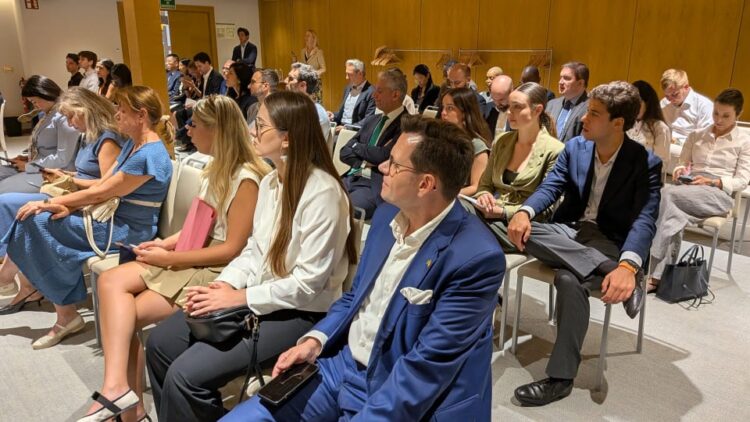 Numerosos diplomáticos asistieron al Encuentro./ Fotos: JDL