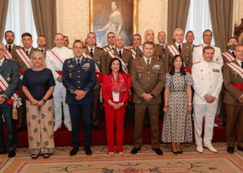 Foto de familia de los galardonados, junto a la ministra de Defensa, Margarita Robles