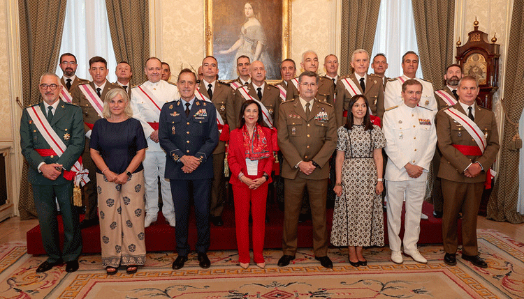 Foto de familia de los galardonados, junto a la ministra de Defensa, Margarita Robles