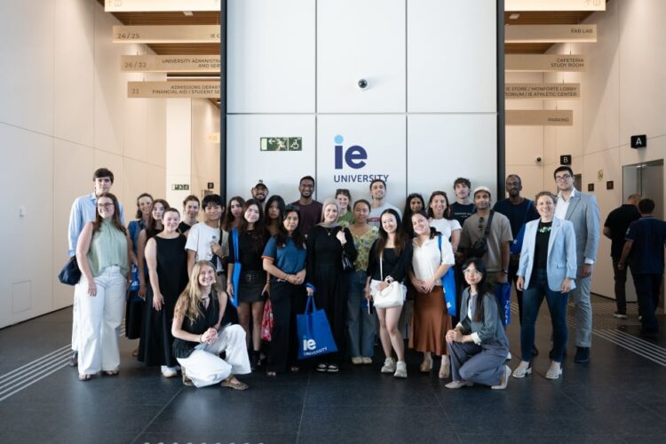 El grupo, durante su visita a la IE University en Madrid./ Foto: Cortesía de la FCEA