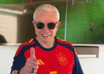 Ambassador Benjamín León, Jr. congratulates the Spanish national football team. /Photo: Courtesy of the U.S. Embassy