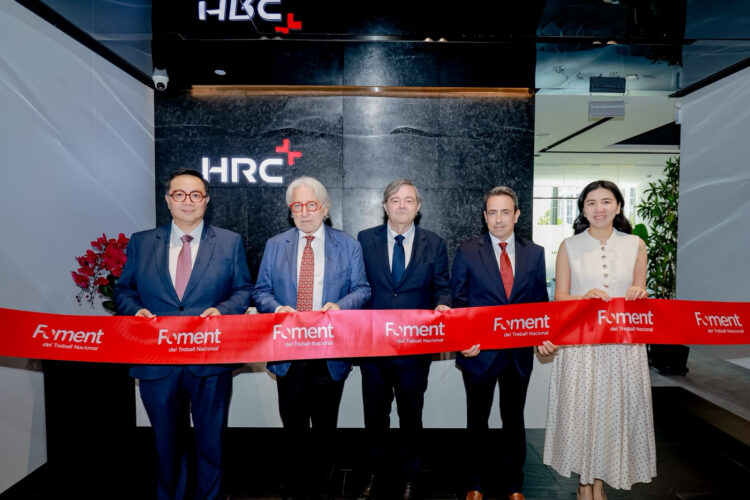 Los participantes en la inauguración de la nueva oficina, con el presidente de Foment del Treball, Josep Sánchez Llibre./ Fotos: Foment del Treball