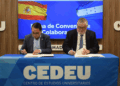 Moment of the signing of the agreement between the ambassador of Honduras, Marlon Brevé (left), and the CEO administrator of the Center for University Studies (CEDEU), Adolfo Sánchez Burón. /Photo: Courtesy of the Embassy of Honduras.