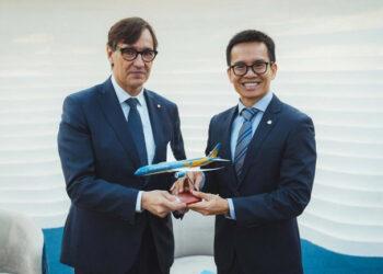 El president de la Generalitat, Salvador Illa, con el vicepresidente ejecutivo de Vietnam Airlines, Nguyen Quang Trung./ Foto: Govern