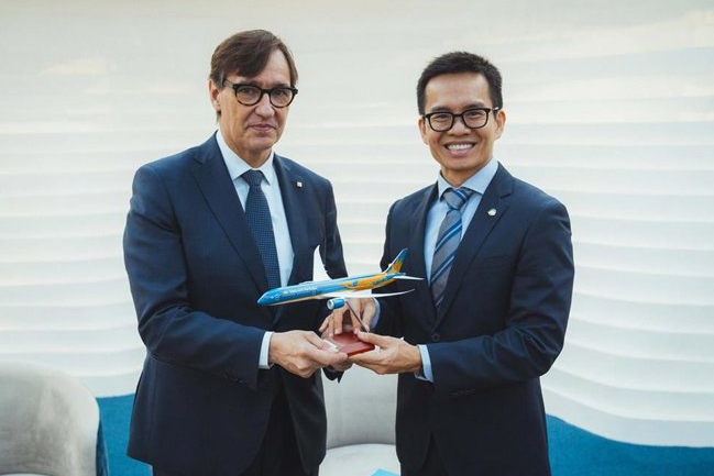 El president de la Generalitat, Salvador Illa, con el vicepresidente ejecutivo de Vietnam Airlines, Nguyen Quang Trung./ Foto: Govern