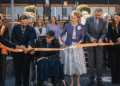 Momento del corte de la cinta en la inauguración de la nueva fábrica en Okondo. /Foto: Cortesía de la Embajada de Rumanía