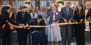 Momento del corte de la cinta en la inauguración de la nueva fábrica en Okondo. /Foto: Cortesía de la Embajada de Rumanía