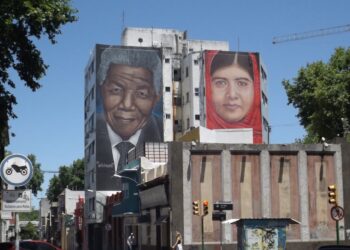 A picture of Malala Yousafzai next to one of Nelson Mandela on a street in Montevideo. / Photo: Jecarvallido / iStock