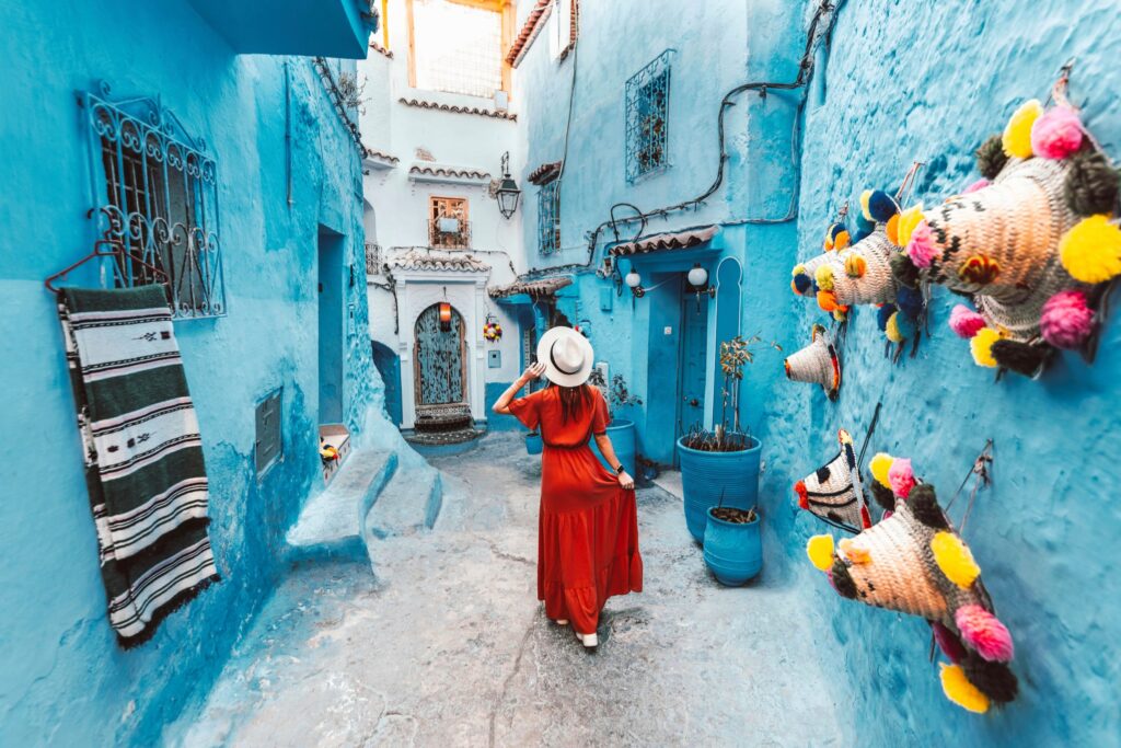 Una turista pasea por la ciudad azul de Chefchaouen./ Foto: Kar-Tr / iStock