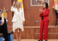 Ana María Serra, madre de la sargento 1º Débora Grau Serra, acompañada por la ministra de Defensa, Margarita Robles, durante el acto de entrega de la Cruz al Mérito Militar con distintivo blanco