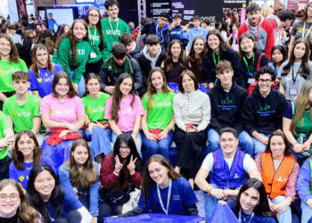 La ministra de Ciencia, Innovación y Universidades, Diana Morant, junto a estudiantes del programa Erasmus+ 2026