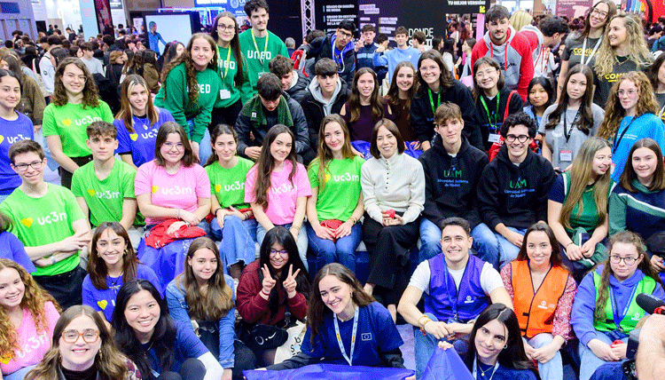 La ministra de Ciencia, Innovación y Universidades, Diana Morant, junto a estudiantes del programa Erasmus+ 2026