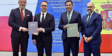 El ministro de Transportes y Movilidad Sostenible, Óscar Puente, junto a Dariusz Klimczak, ministro de Infraestructuras de Polonia (a su derecha) y otros protagonistas de las infraestructuras polacas