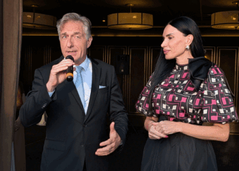 Los embajadores de Austria, Enno Drofenik, y de Serbia, Irena Sarac, dirigiéndose a los invitados al cóctel de despedida. /Foto: JDL