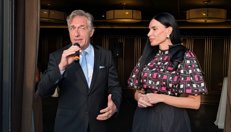 Los embajadores de Austria, Enno Drofenik, y de Serbia, Irena Sarac, dirigiéndose a los invitados al cóctel de despedida. /Foto: JDL